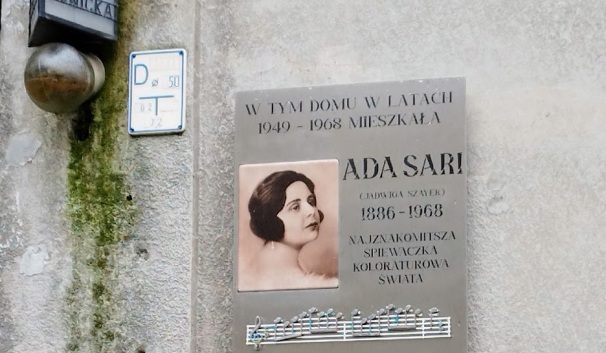 Tablica pamiątkowa na domu w którym mieszkała Ada Sari