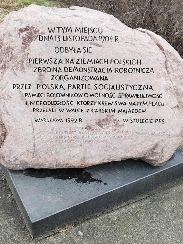 Kamień upamiętniający manifestację PPS-u z 13 listopada 1904 roku na Placu Grzybowskim w Warszawie pomnik blisko kosciola